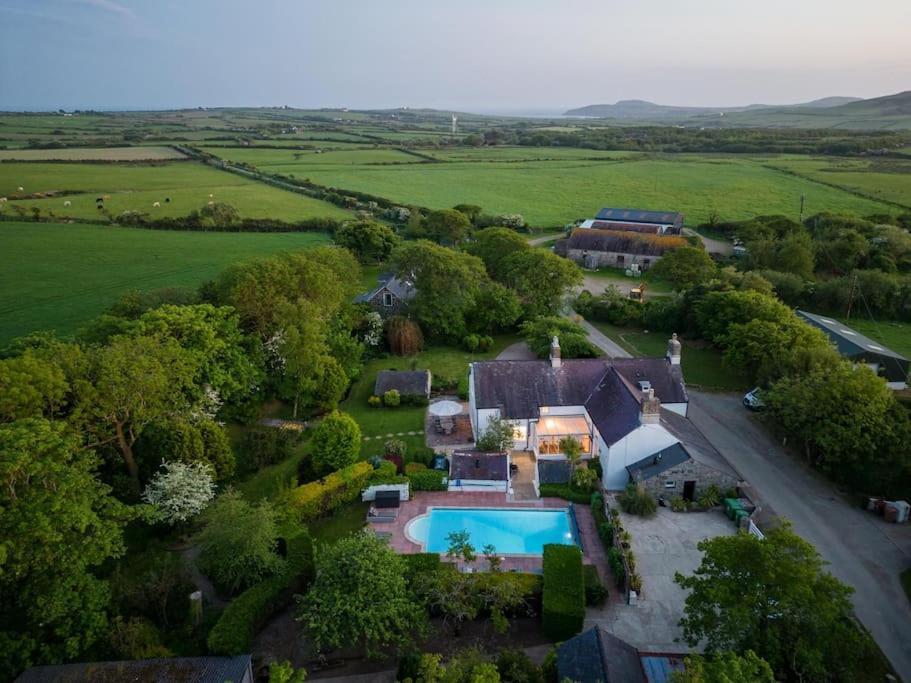 Plas Newydd With Swimming Pool, Fire Pit, And Log Fires Villa Rhiw ภายนอก รูปภาพ