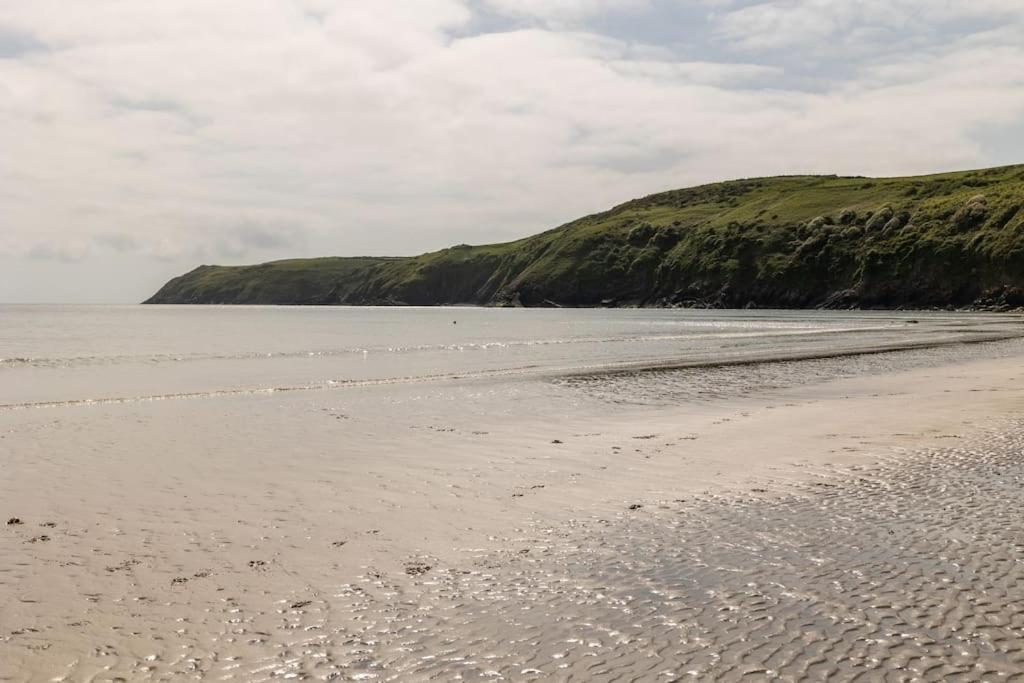 Plas Newydd With Swimming Pool, Fire Pit, And Log Fires Villa Rhiw ภายนอก รูปภาพ